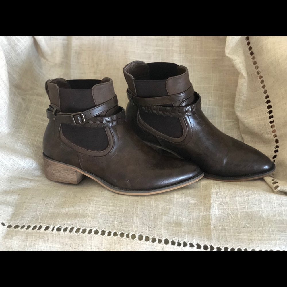 Maurice’s women’s brown ankle boots
